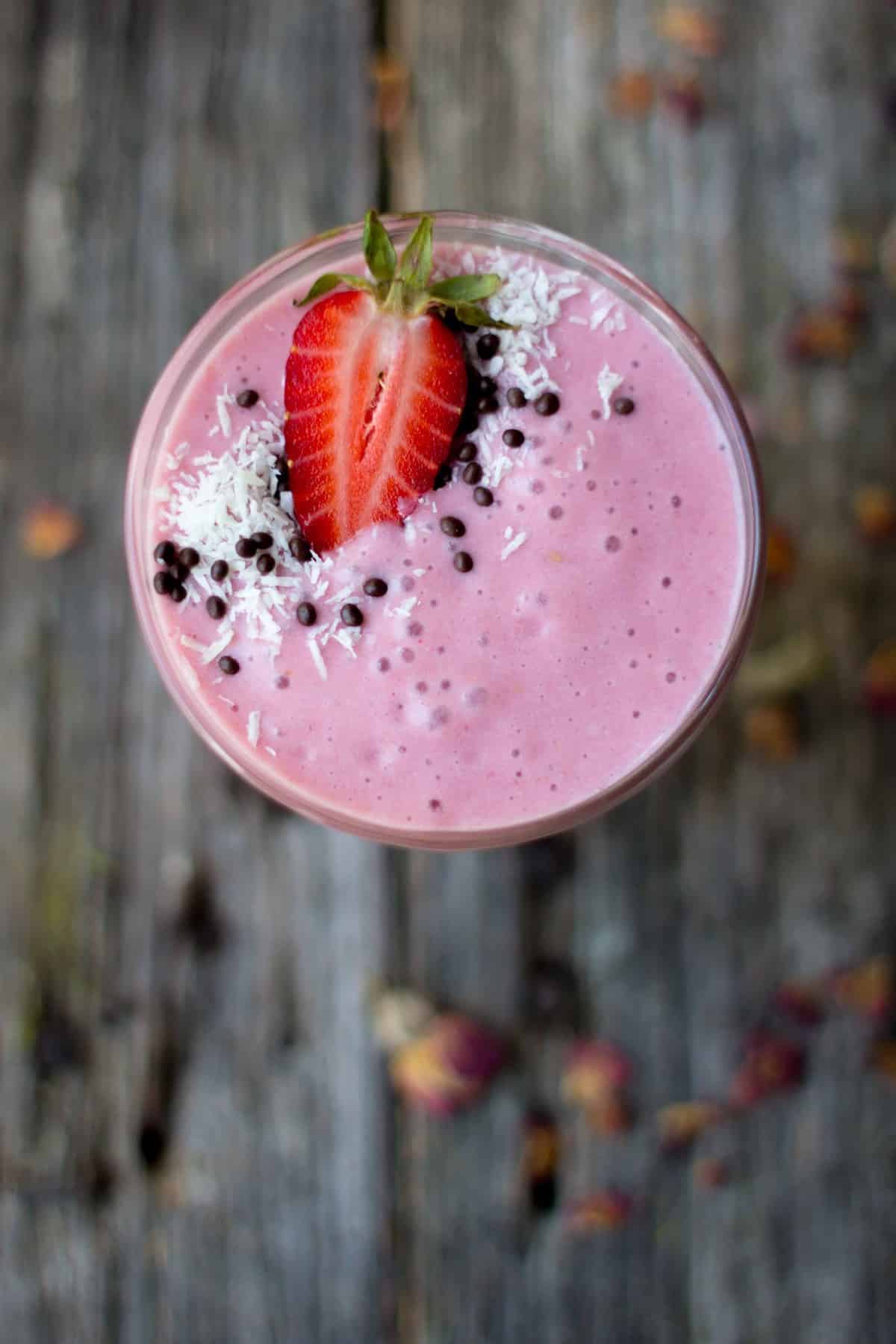Rose ‘n Berry Smoothie by @beardandbonnet on www.thismessisours.com