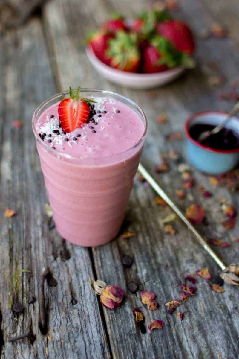 Rose ‘n Berry Smoothie by @beardandbonnet on www.thismessisours.com