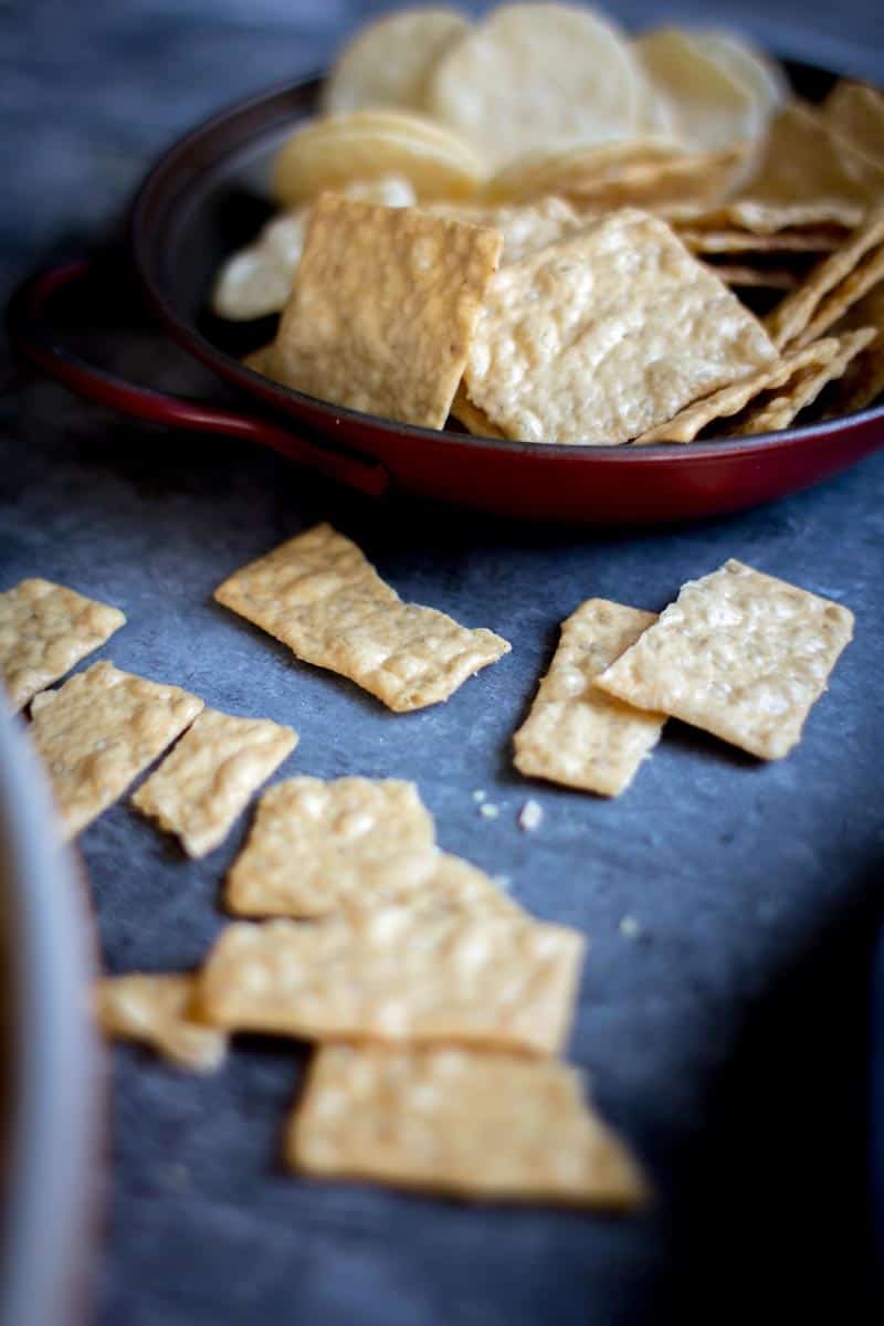 Cauli-Ranch Buffalo Dip perfect for game day or for just treating yourself with the ultimate comfort food. Recipe on @beardandbonnet