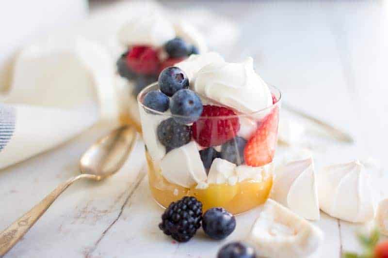 The perfect Labor Day dessert - 5-minute Pavlova Parfaits recipe by @beardandbonnet