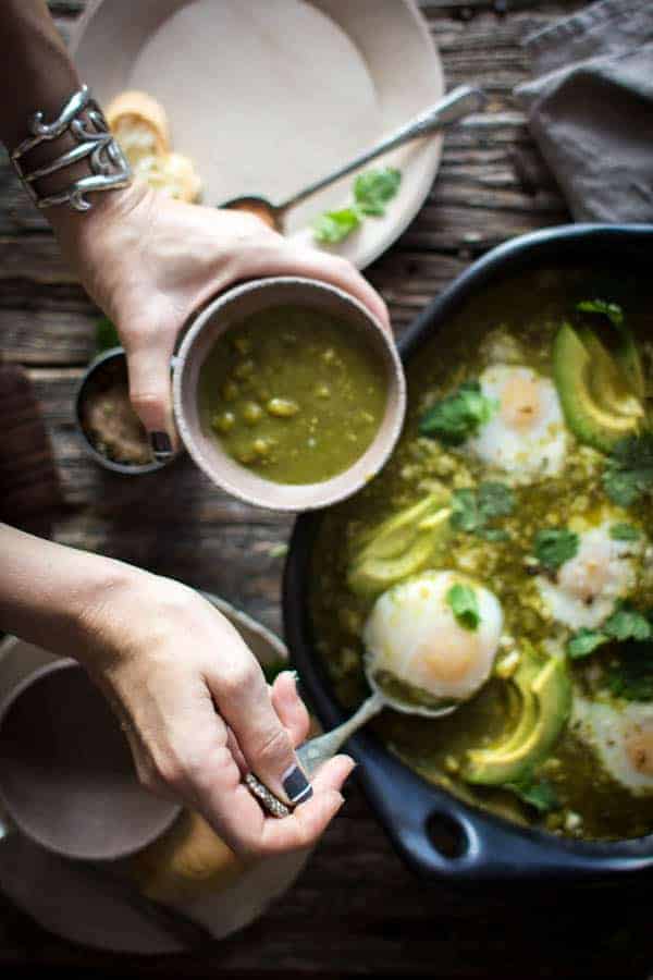 Verde Shakshuka: Irresistibly spicy, bright and tangy this Tex Mex take on classic Middle Eastern Shakshuka is sure to become a regular at your dinner table! | @beardandbonnet