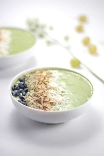 A Brilliant Green Smoothie Bowl. AKA: The green smoothie for people that hate green smoothies! {Beard and Bonnet}