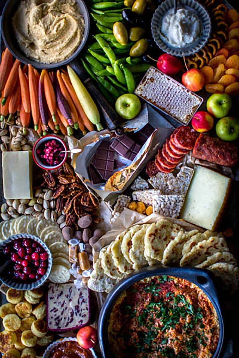 Creamy Cauliflower Artichoke Dip on a festive dunk & slather platter. Perfect for entertaining a hungry crowd at Friendsgiving! | @beardandbonnet