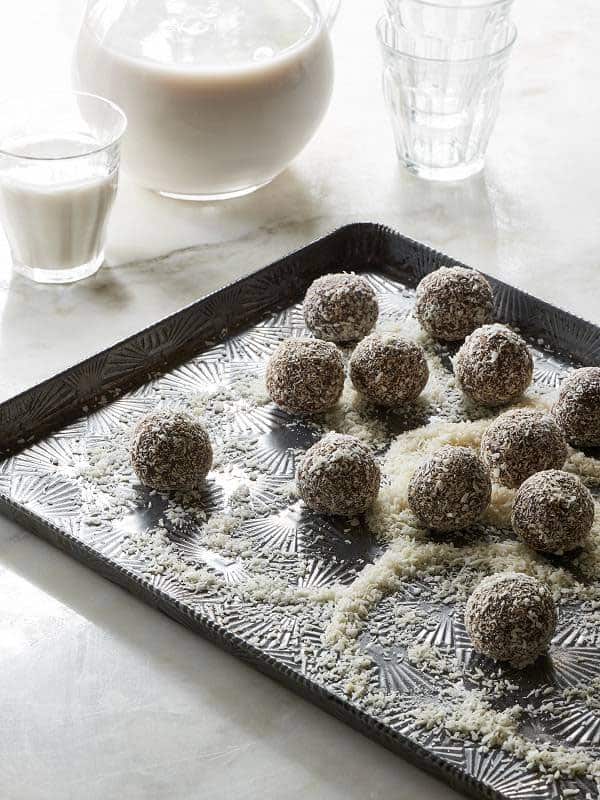 Raw Vegan Chocolate Fruit Balls by The Blender Girl || 5 Indulgent treats for the holidays that are actually pretty good for you! || @beardandbonnet