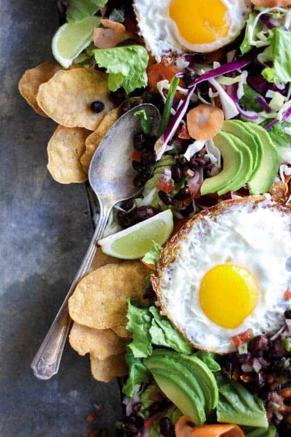 Huevos Rancheros Breakfast Salad recipe || Breakfast salads are all the rage these days and we can see why. They're delicious, beautiful, and don't weigh you down like traditional brunch fare. || @thismessisours #vegetarian #glutenfree