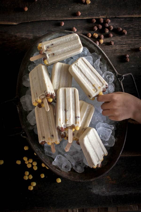 Peanut Butter Crunch Popsicles || This recipe is easy, delicious, and vegan. Made with @naturespath EnviroKidz cereal. || @thismessisours