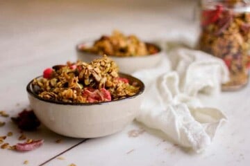 Irresistable Earl Grey & Strawberry Granola recipe from @heathercrosby of Yum Universe's latest book, Pantry to Plate. || on @thsimessisours #glutenfree #vegetarian