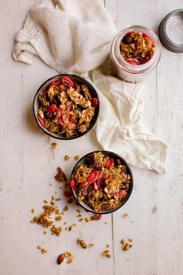 Irresistable Earl Grey & Strawberry Granola recipe from @heathercrosby of Yum Universe's latest book, Pantry to Plate. || on @thsimessisours #glutenfree #vegetarian