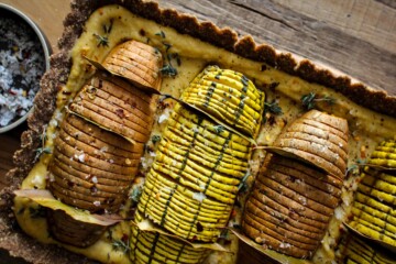 Vegan Hasselback Thanksgiving Tart recipe || this #vegan tart is sure to impress your friends and family this holiday season. Whether you serve it as a plant based main dish or a decadent side to your traditional turkey and mash, this one is sure to turn some heads! || @thismessisours #vegan #glutenfree #thanksgiving